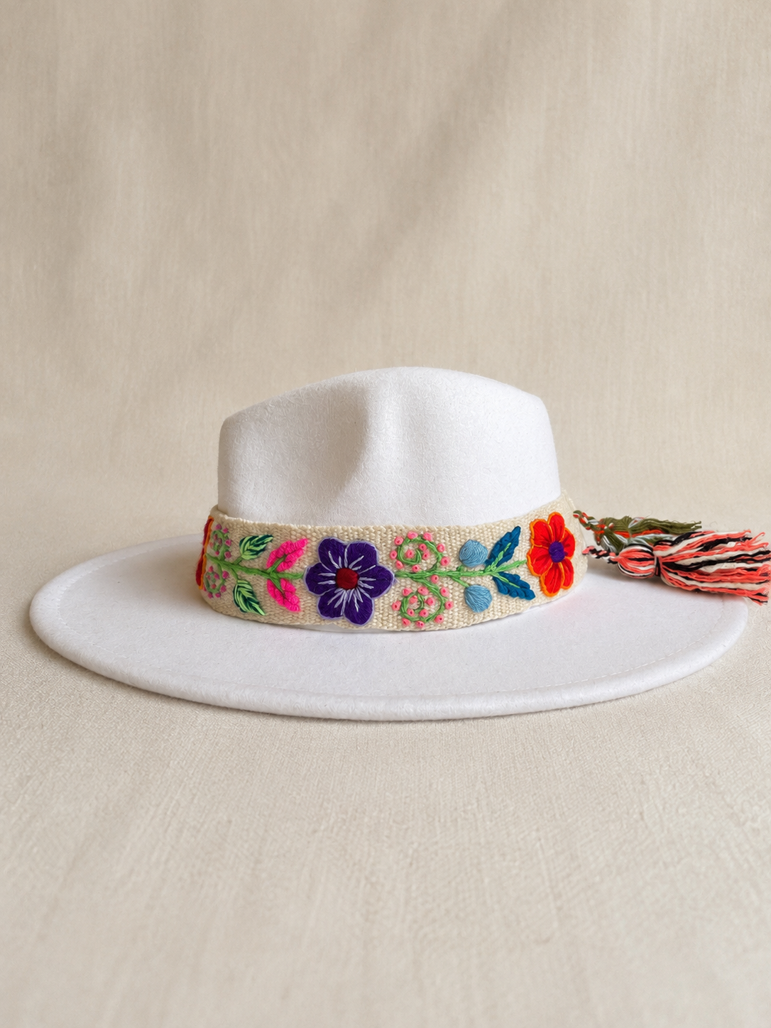 Sombrero Fedora de Fieltro Blanco con Cinta y Bordado Floral Artesanal