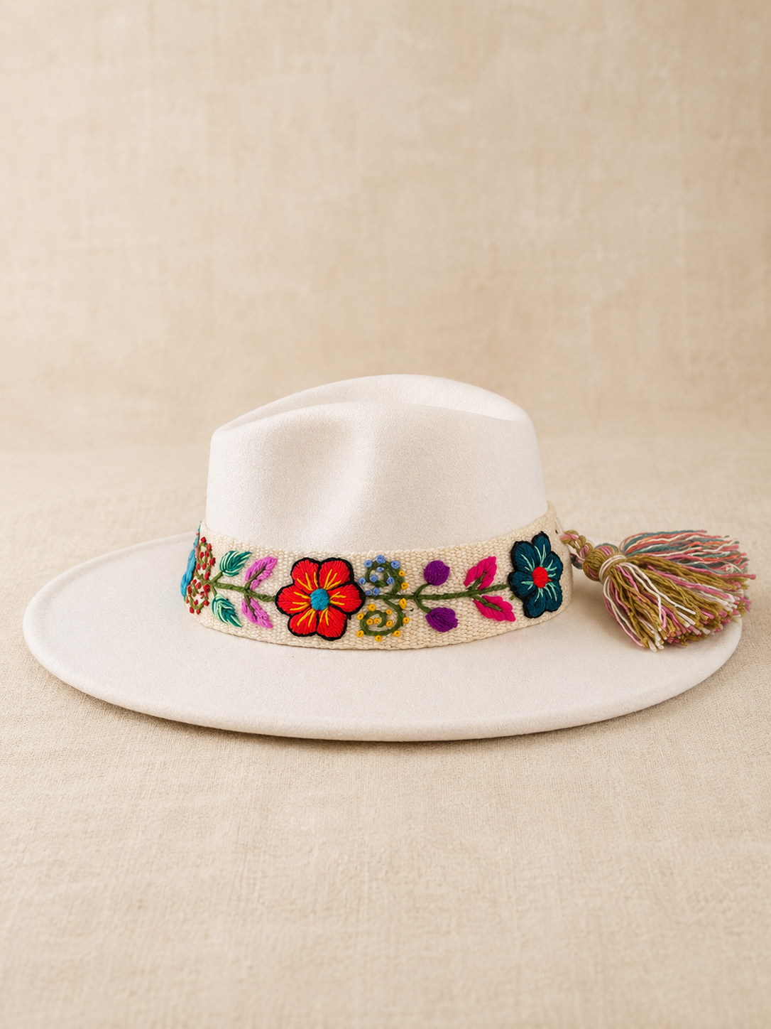 Sombrero Fedora de Fieltro Blanco Perla con Cinta y Bordado Floral Artesanal