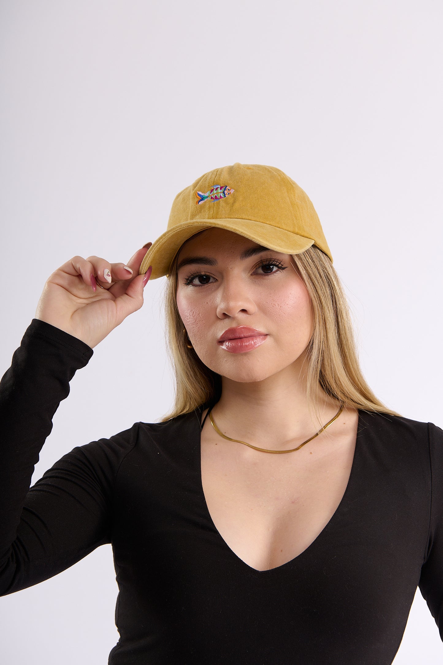 Gorra Bordada en Denim Mostaza – Pez Multicolor