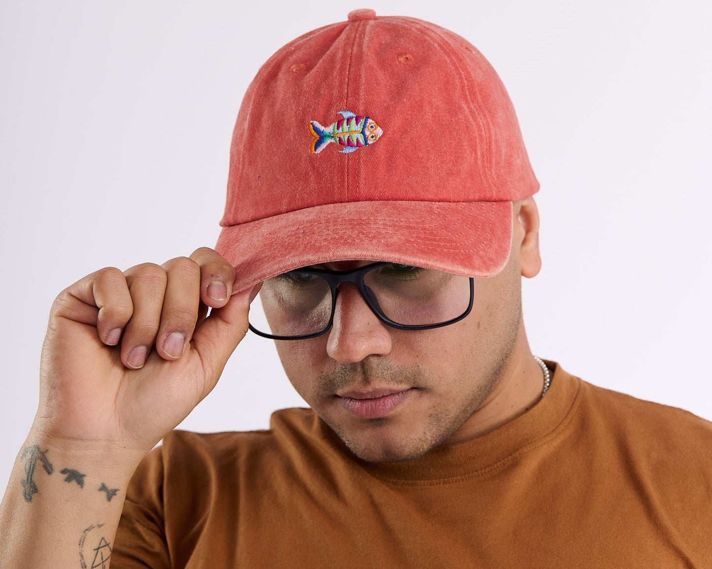 Gorra Bordada en Denim Terracota – Pez Multicolor
