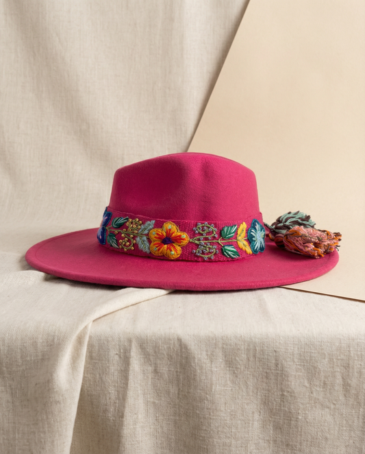 Sombrero Fedora Fucsia con Cinta y Bordado Floral en Mezcla de Hilo Alpaca