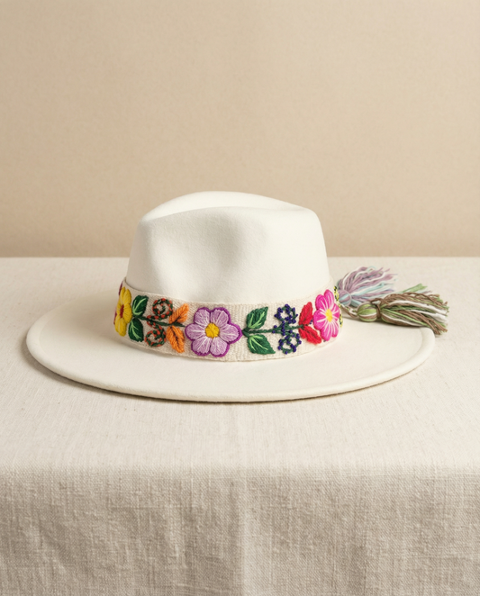 Sombrero de Fieltro Blanco con Cinta y Bordado Floral Artesanal