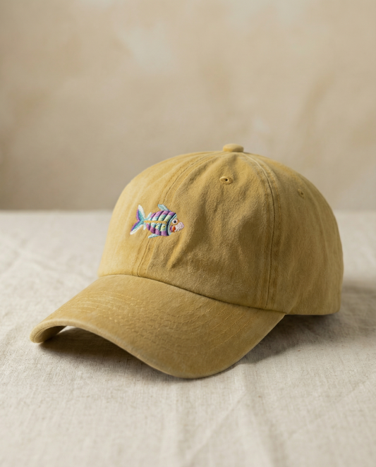Gorra Bordada en Denim Mostaza – Pez Multicolor