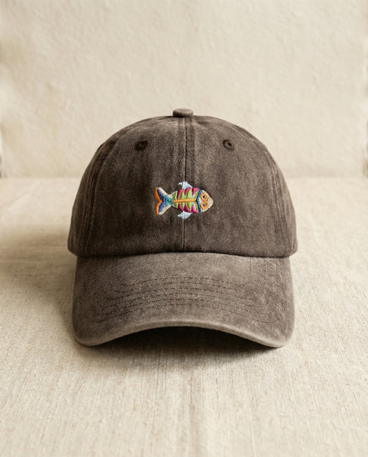 Gorra Bordada en Denim Castaña – Pez Multicolor
