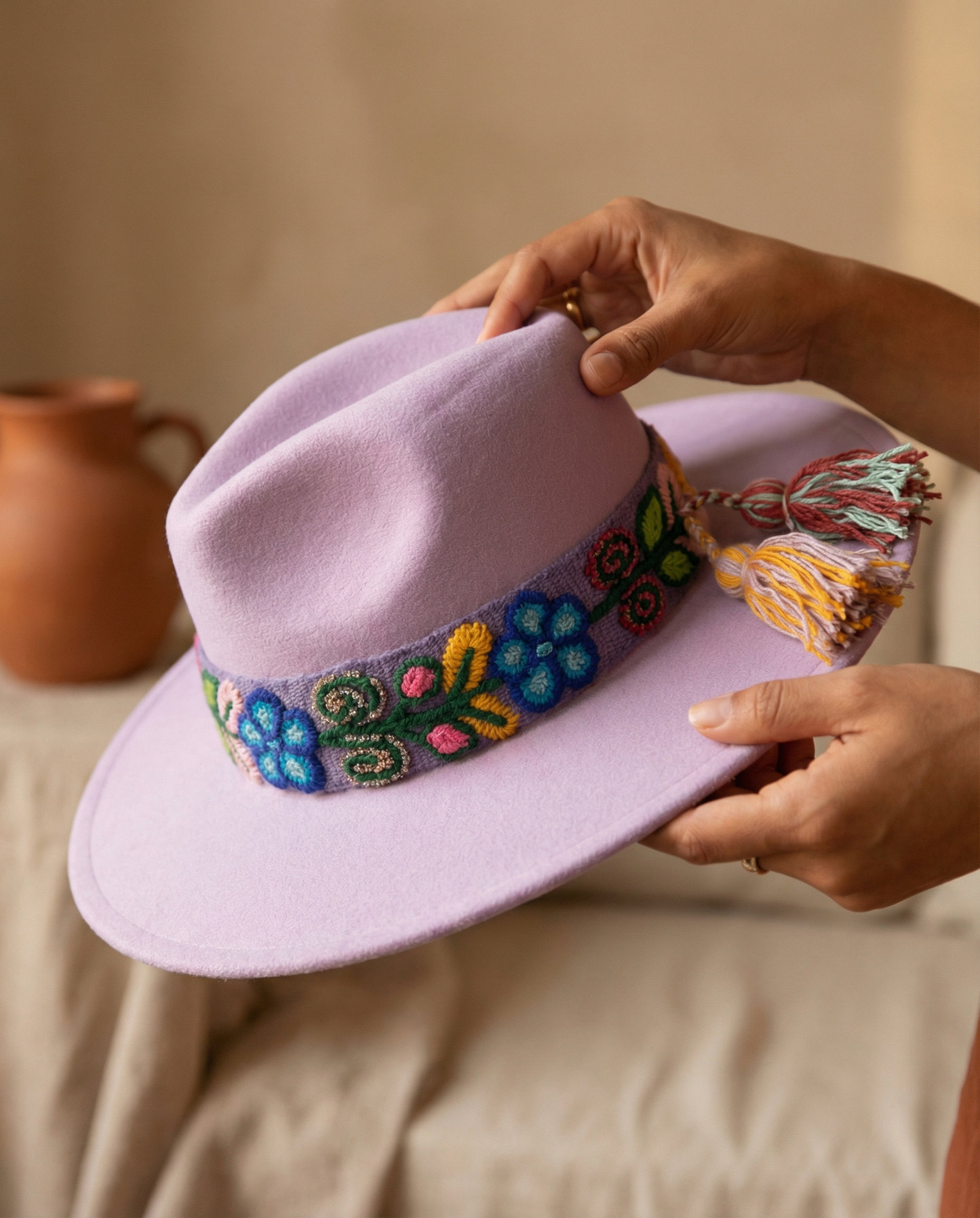 Sombrero Fedora Lila con Cinta y Bordado Floral en Mezcla de Hilo Alpaca