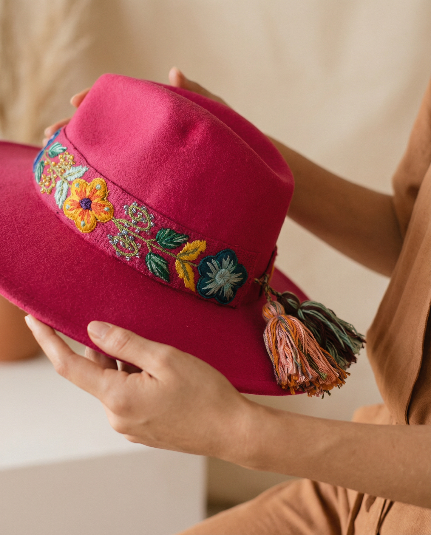 Sombrero Fedora Fucsia con Cinta y Bordado Floral en Mezcla de Hilo Alpaca