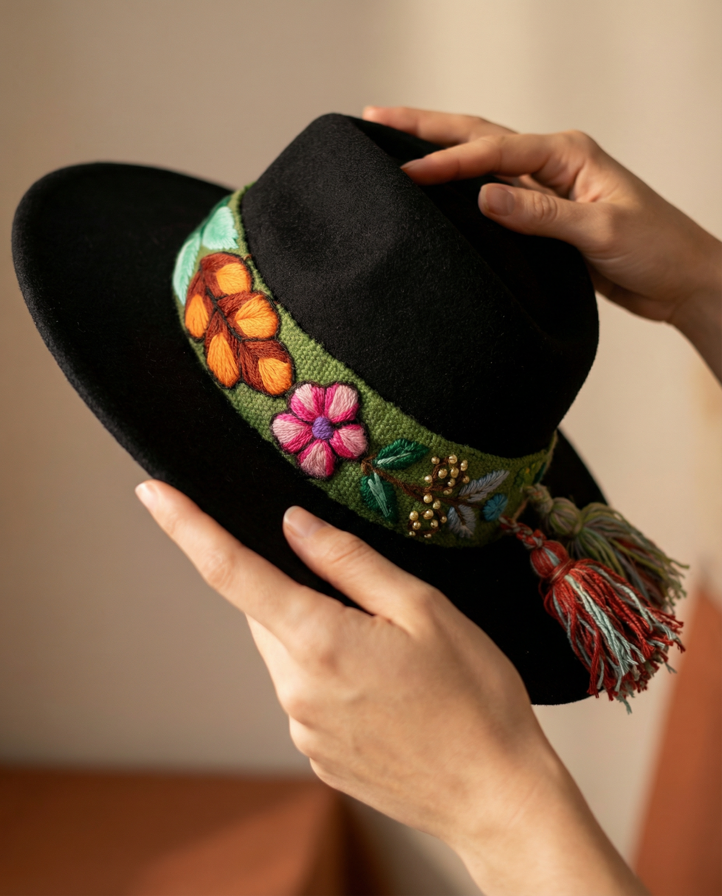 Sombrero de Fieltro Negro con Cinta y Bordado Floral Artesanal