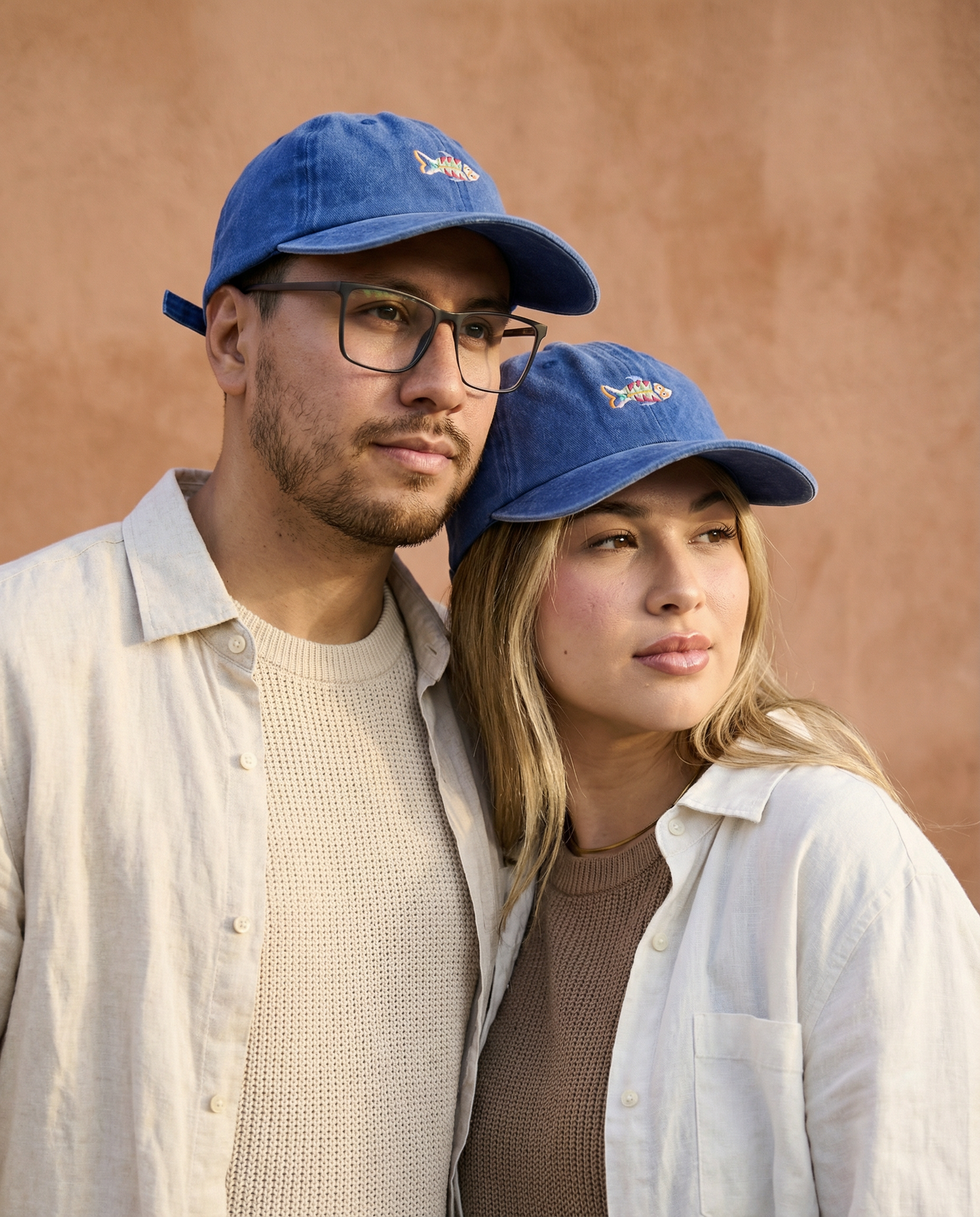 Gorra Bordada en Denim Azul – Pez Multicolor