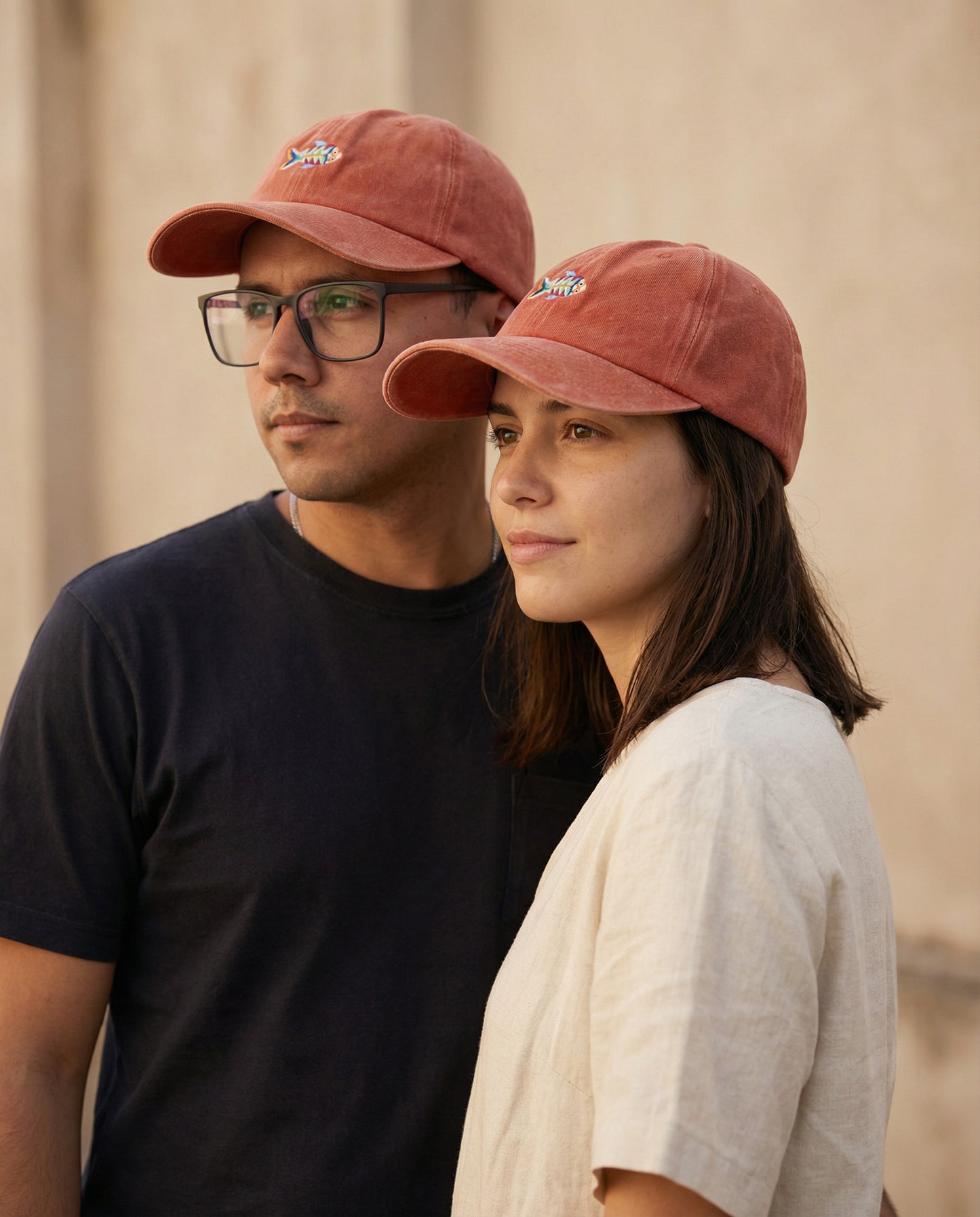 Gorra Bordada en Denim Terracota – Pez Multicolor