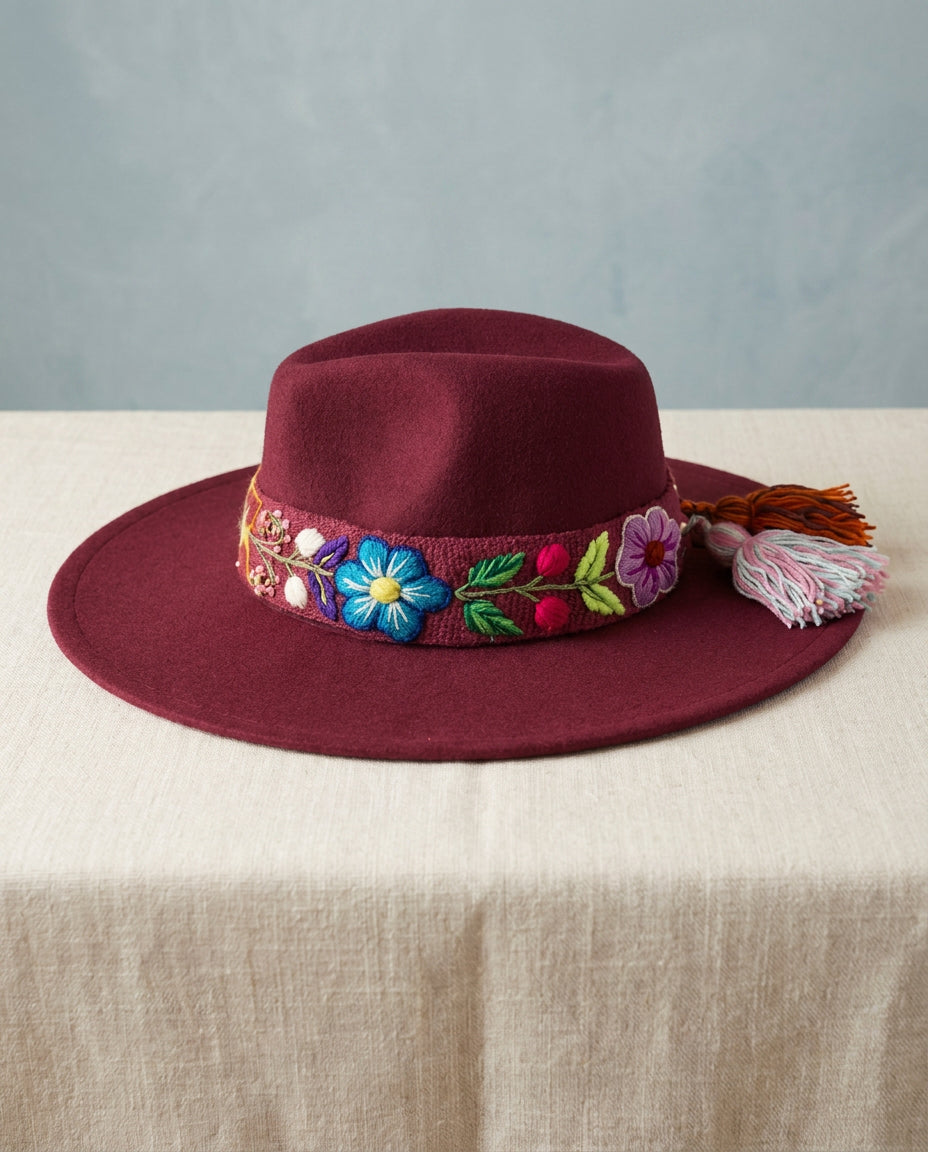 Sombrero Fedora Guinda con cinta y Bordado Floral en Mezcla de Hilo Alpaca