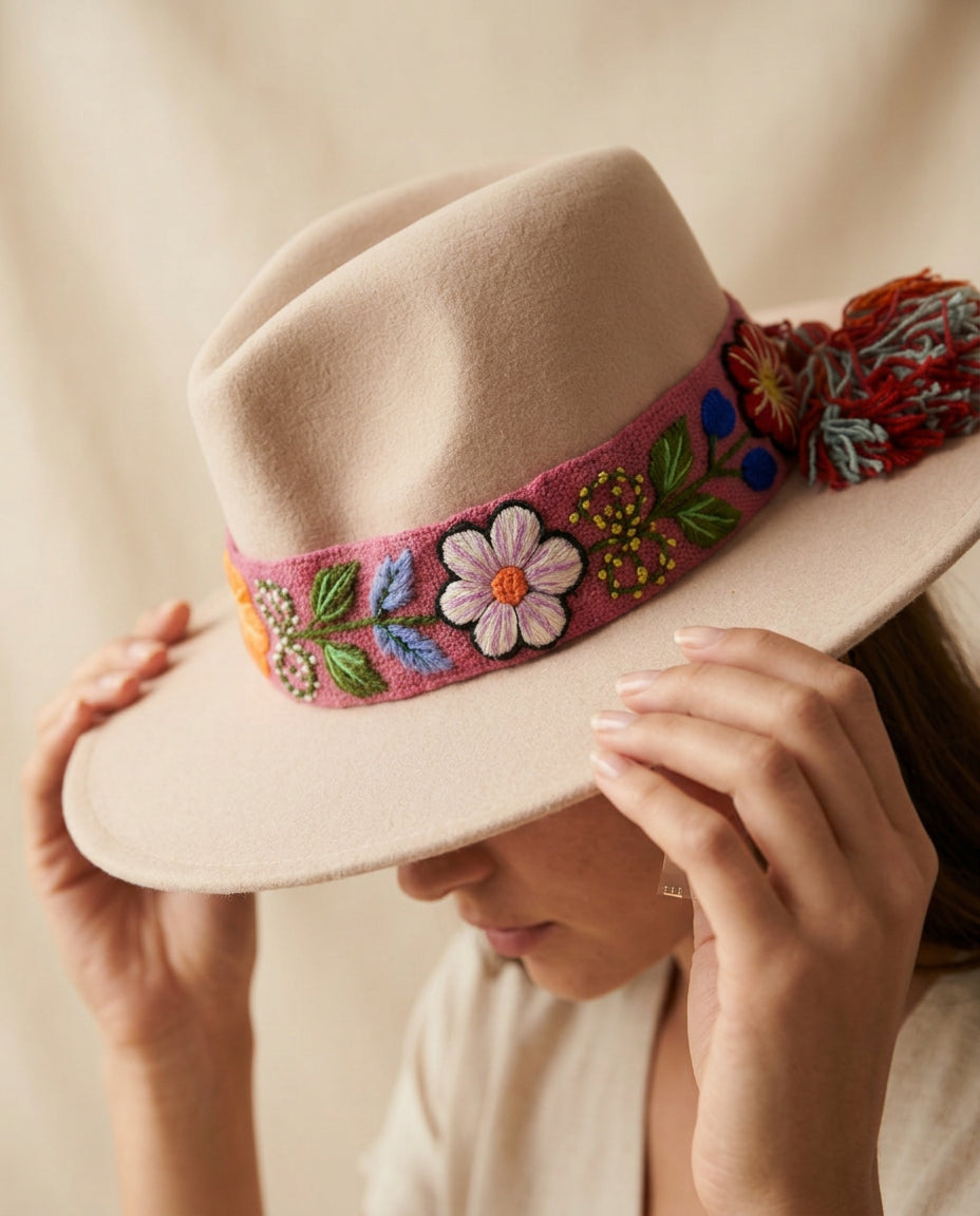 Sombrero Fedora Rosa Crema con Cinta y Bordado Floral en Mezcla de Hilo Alpaca