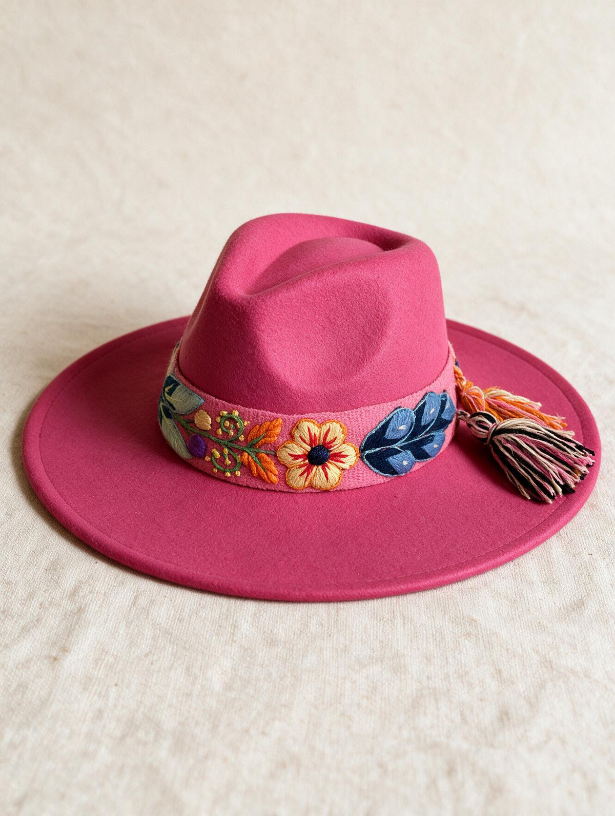 Sombrero Fedora de Fieltro Fucsia con Cinta y Bordado floral
