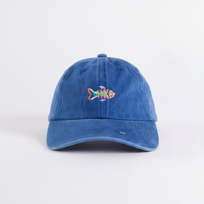 Gorra Bordada en Denim Azul – Pez Multicolor