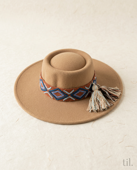 Sombrero Oval de Fieltro Beige con Cinta y Bordado geométrico