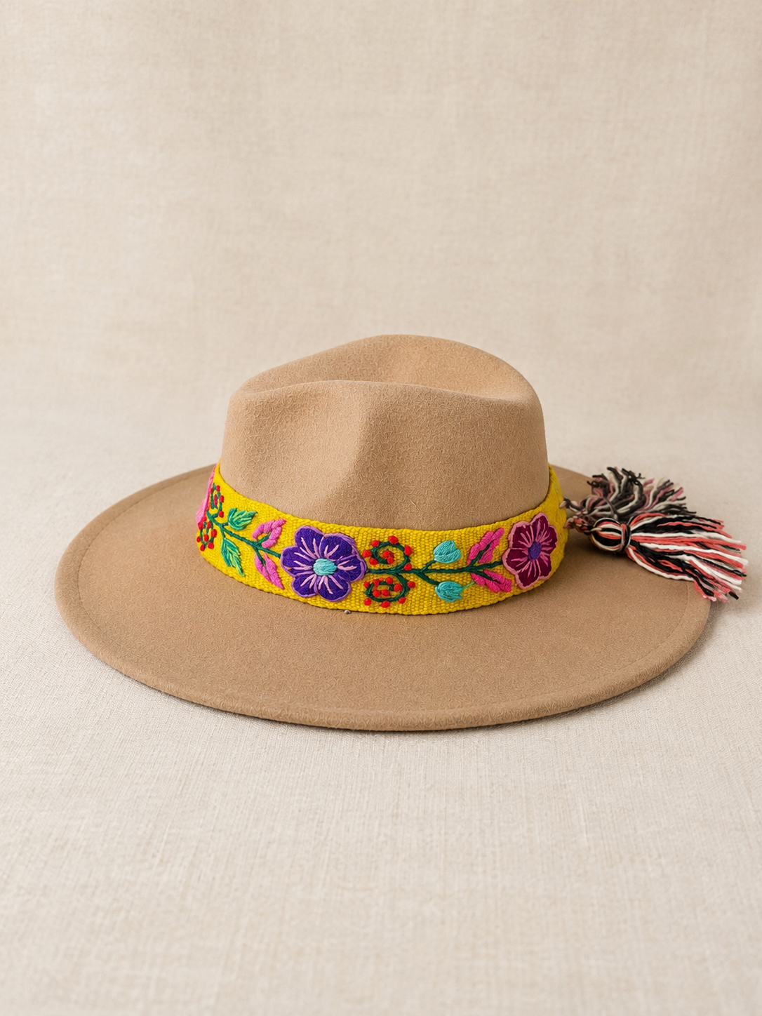 Sombrero Fedora de Fieltro Beige con Cinta y Bordado Floral Artesanal