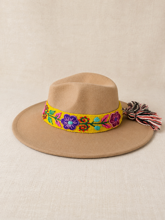 Sombrero Fedora de Fieltro Beige con Cinta y Bordado Floral Artesanal