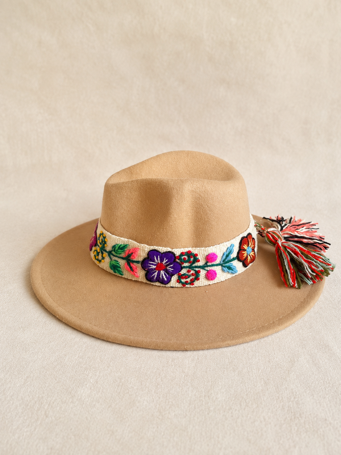 Sombrero Fedora de Fieltro Beige con Cinta y Bordado Floral Artesanal