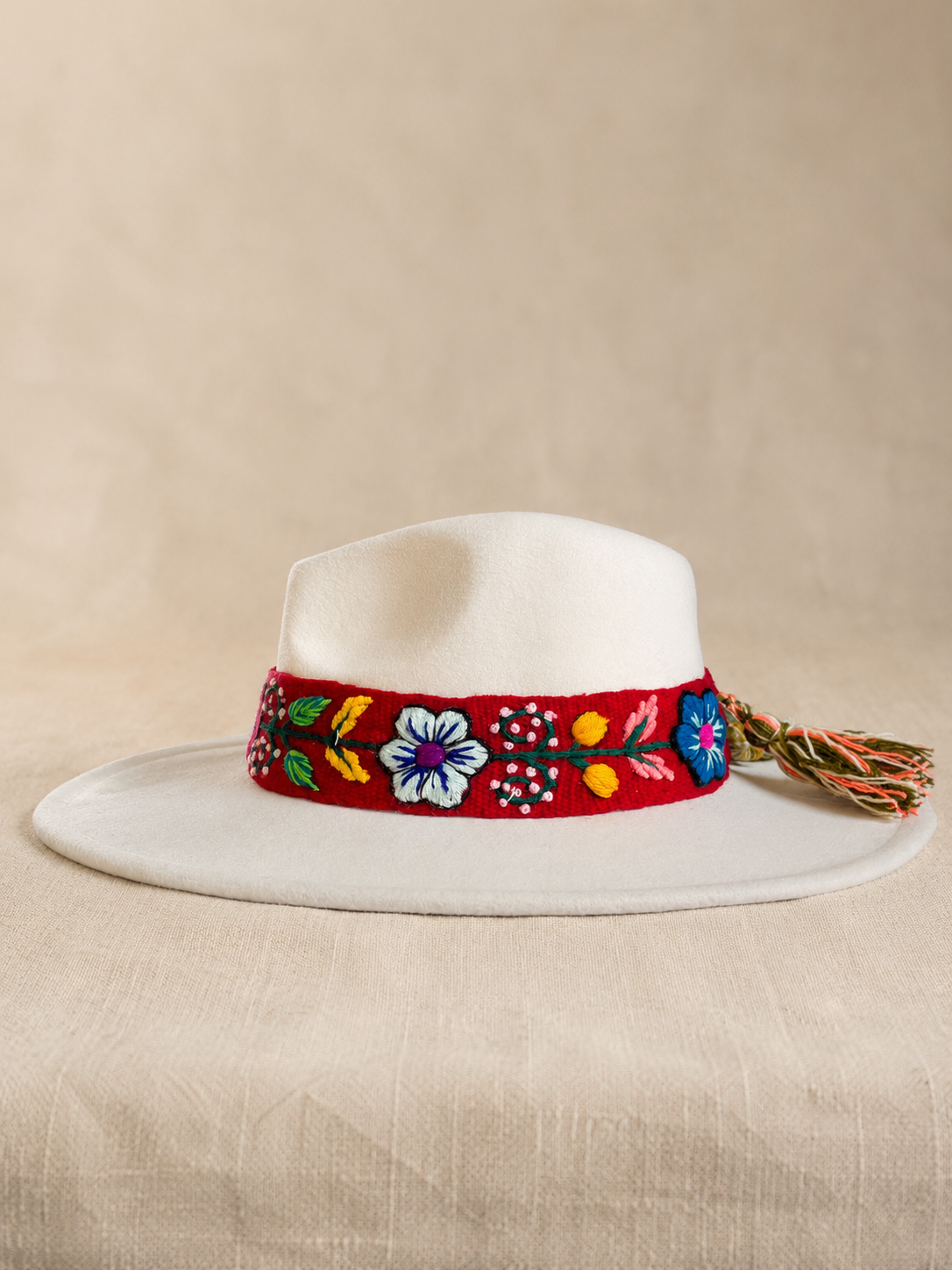 Sombrero Fedora de Fieltro Blanco Perla con Cinta y Bordado Floral Artesanal