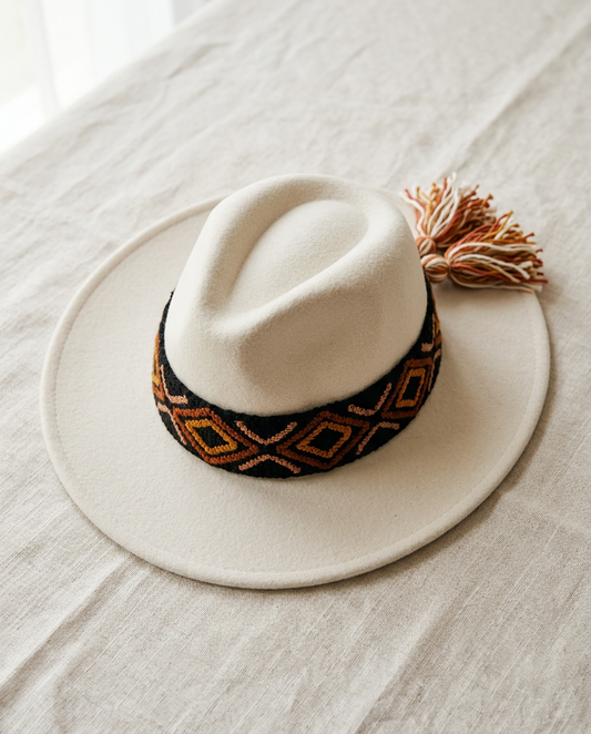 Sombrero Fedora de Fieltro Blanco con Cinta y Bordado geométrico
