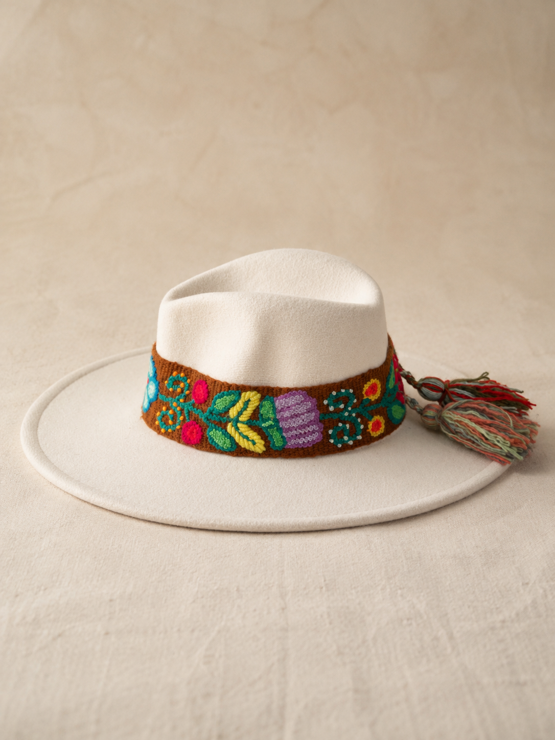 Sombrero Fedora de Fieltro Blanco Perla con Cinta y Bordado Floral Artesanal