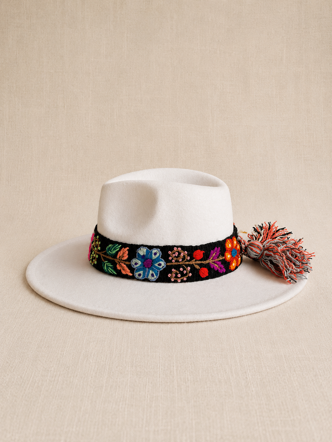 Sombrero Fedora de Fieltro Blanco con Cinta y Bordado Floral Artesanal