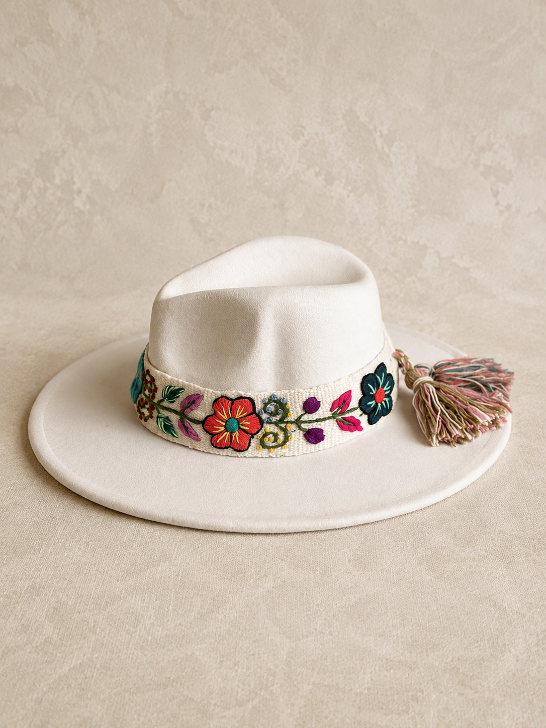 Sombrero Fedora de Fieltro Blanco con Cinta y Bordado Floral Artesanal