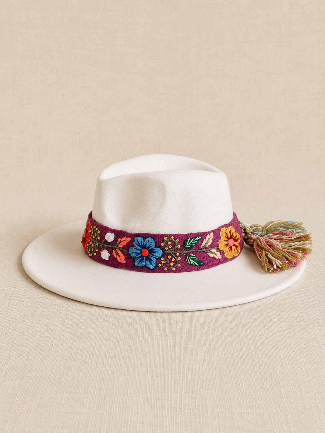 Sombrero Fedora de Fieltro Blanco Perla con Cinta y Bordado Floral Artesanal
