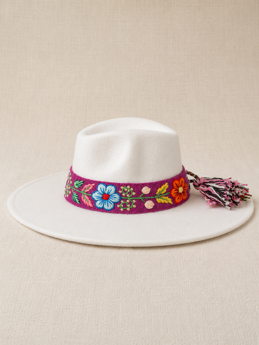 Sombrero Fedora de Fieltro Blanco Perla con Cinta y Bordado Floral Artesanal