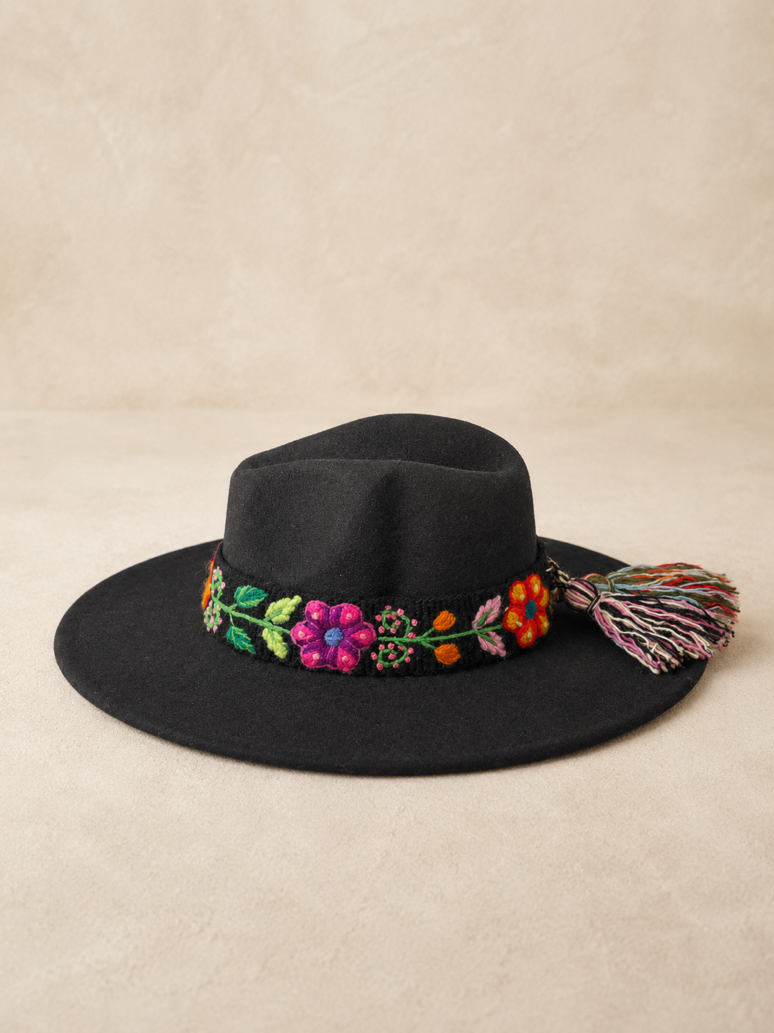 Sombrero Fedora de Fieltro Negro con Cinta y Bordado floral