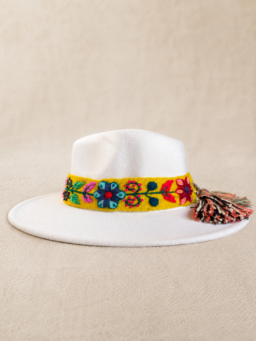 Sombrero Fedora de Fieltro Blanco con Cinta y Bordado Floral Artesanal