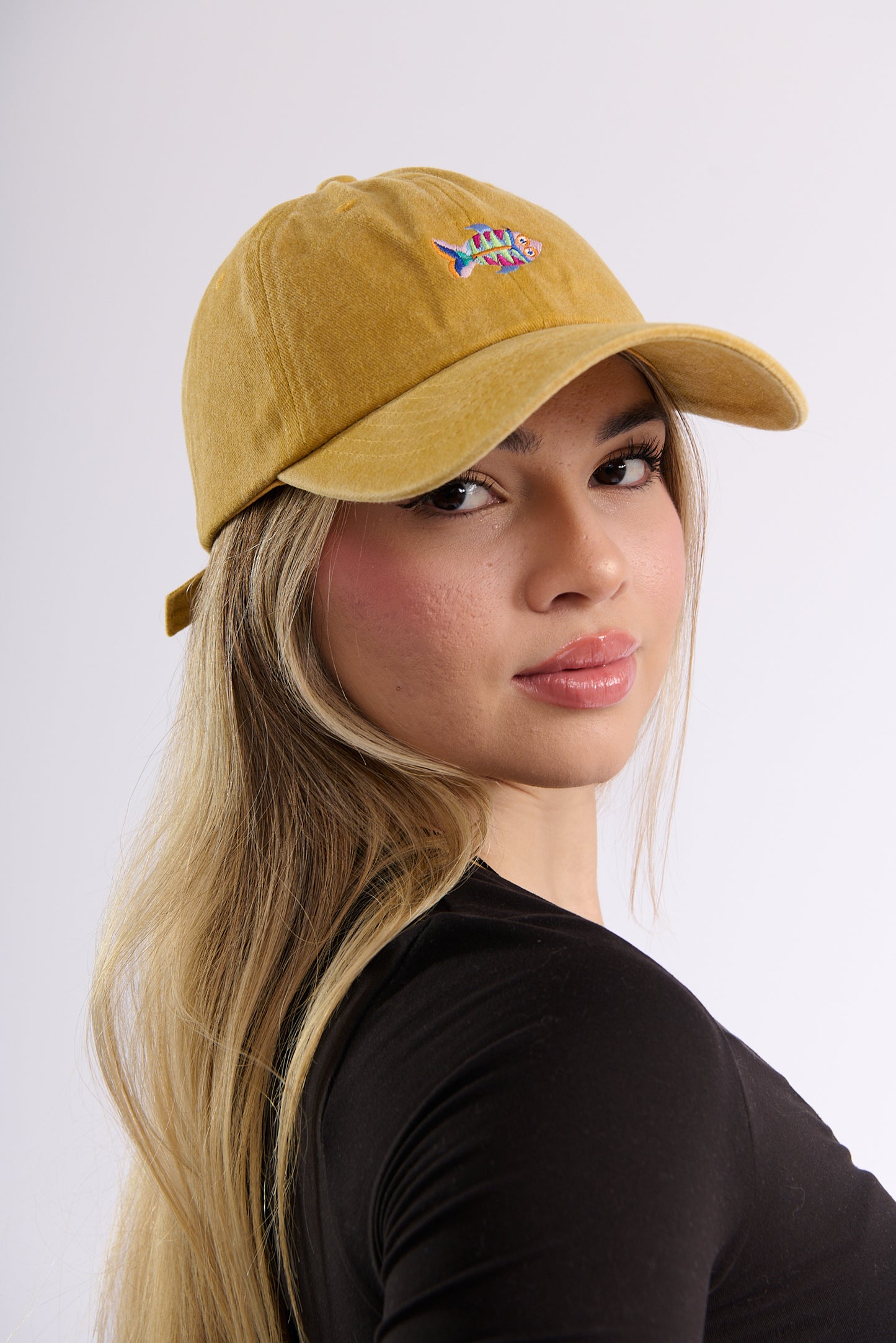 Gorra Bordada en Denim Mostaza – Pez Multicolor