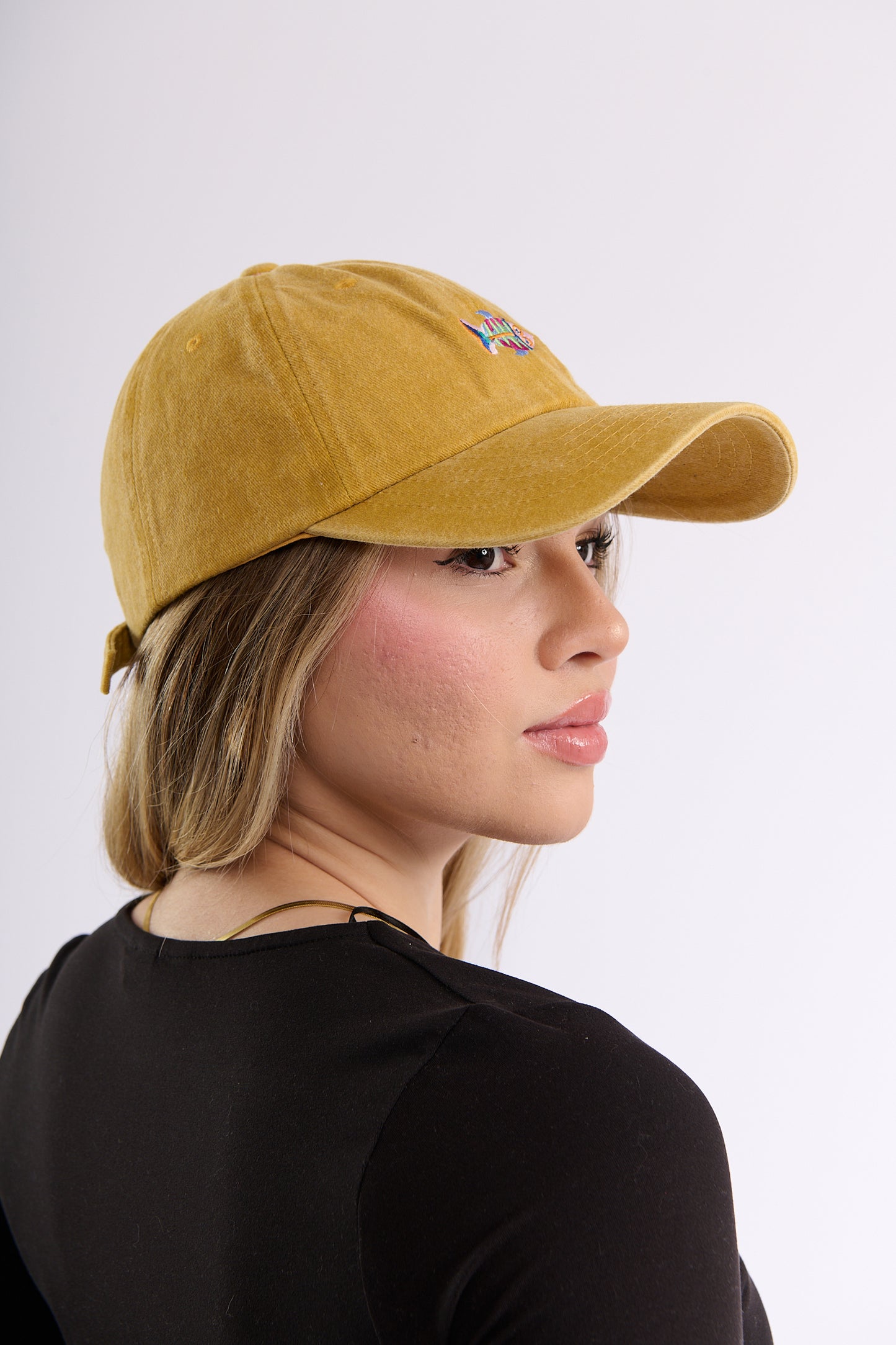 Gorra Bordada en Denim Mostaza – Pez Multicolor