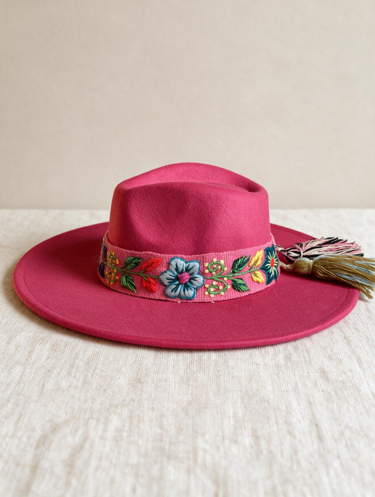 Sombrero Fedora de Fieltro Fucsia con Cinta y Bordado floral