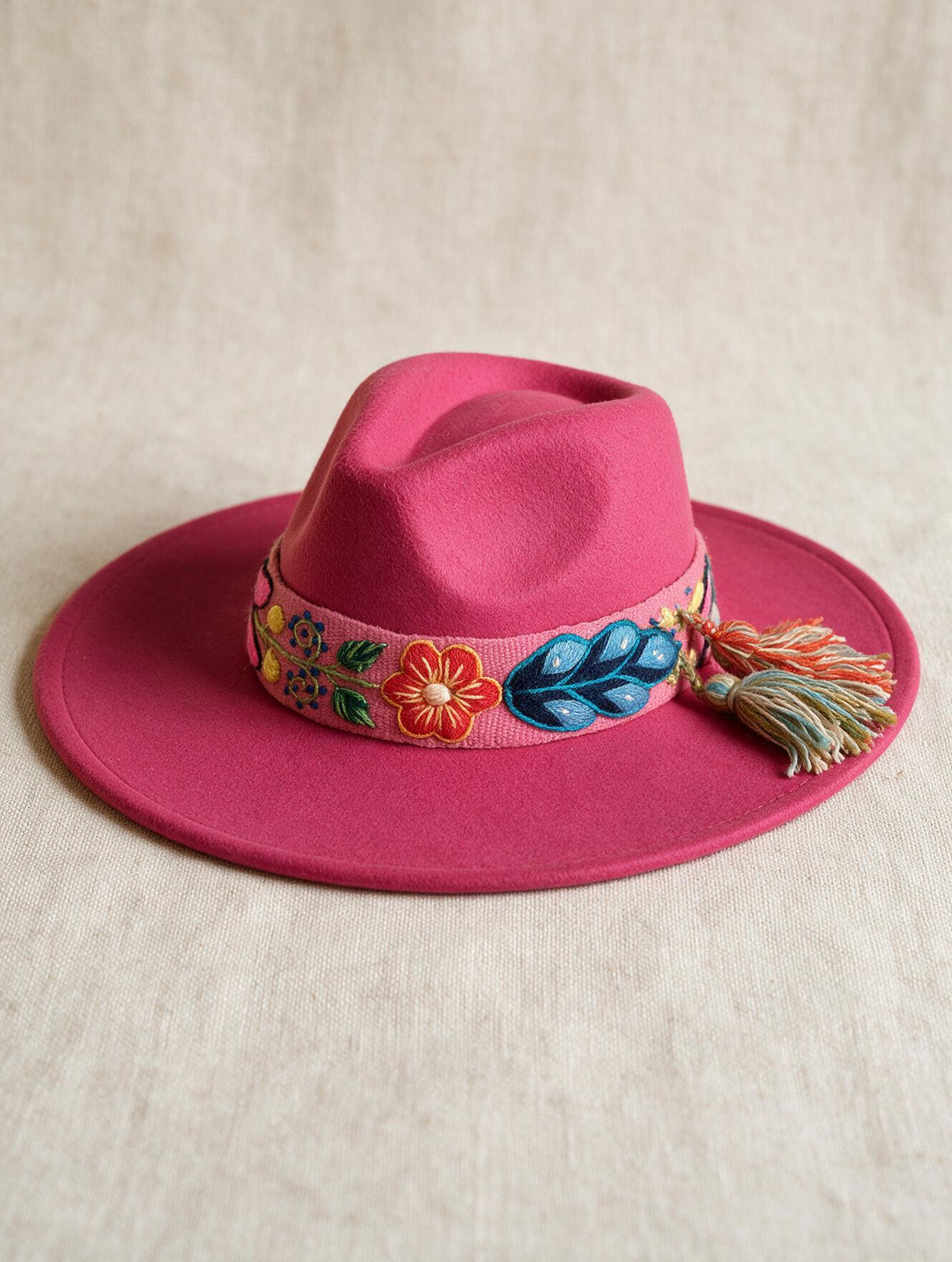Sombrero Fedora de Fieltro Fucsia con Cinta y Bordado floral