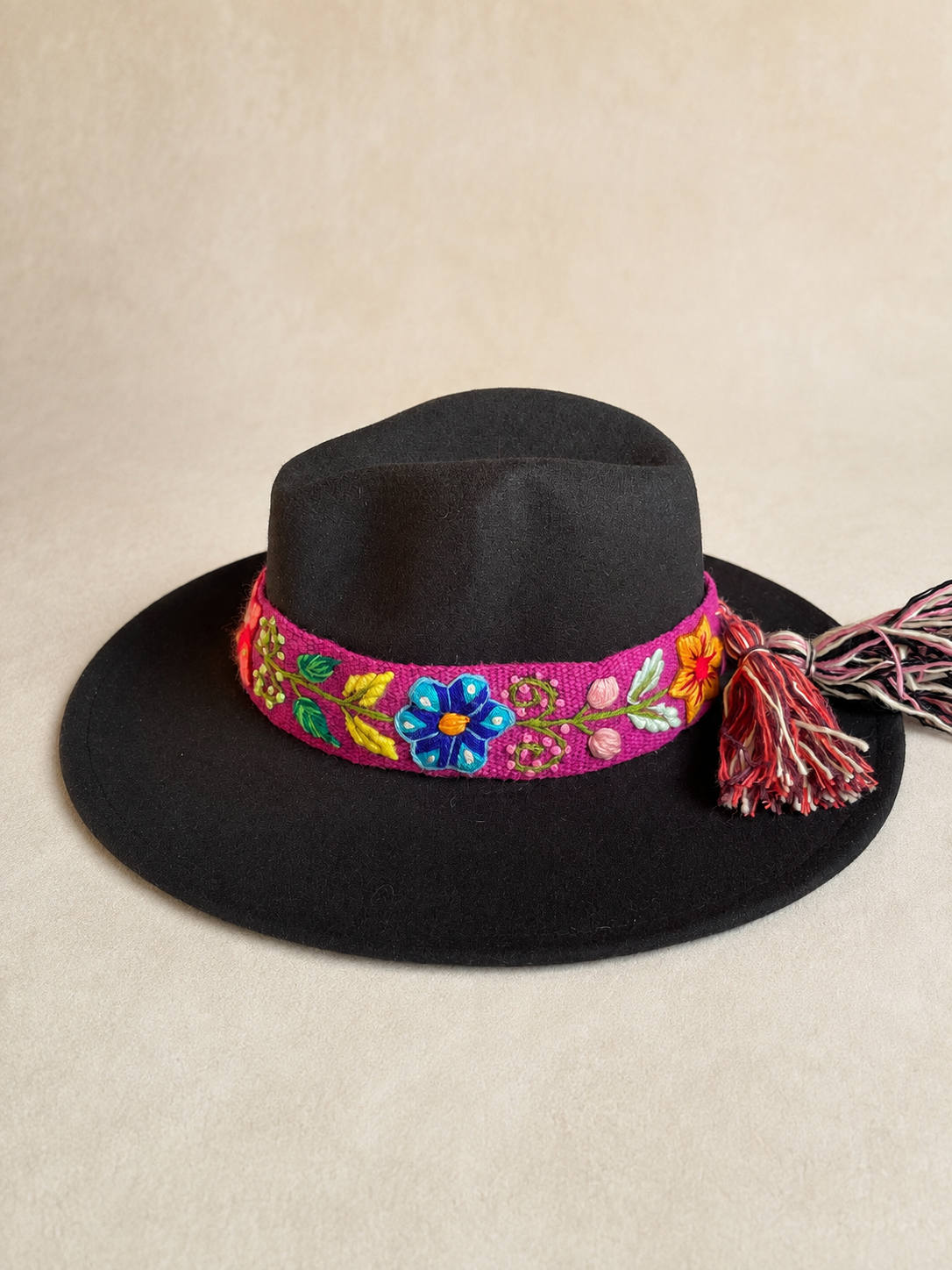 Sombrero Fedora de Fieltro Negro con Cinta y Bordado floral