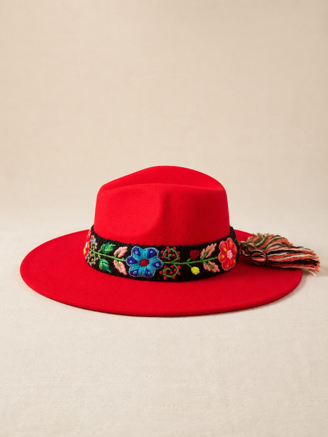 Sombrero Fedora de Fieltro Rojo con Cinta y Bordado Floral Artesanal