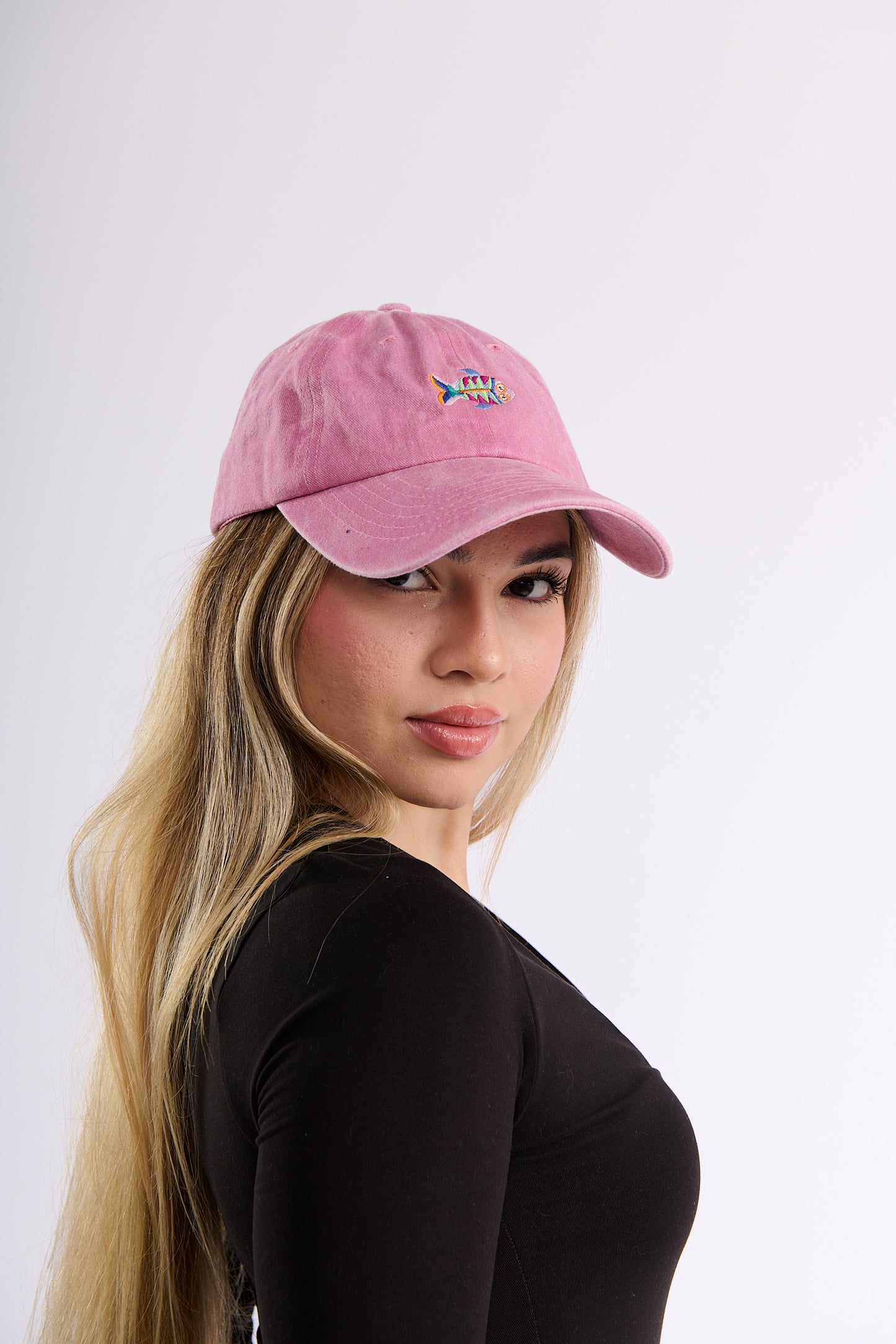 Gorra Bordada en Denim Rosado – Pez Multicolor