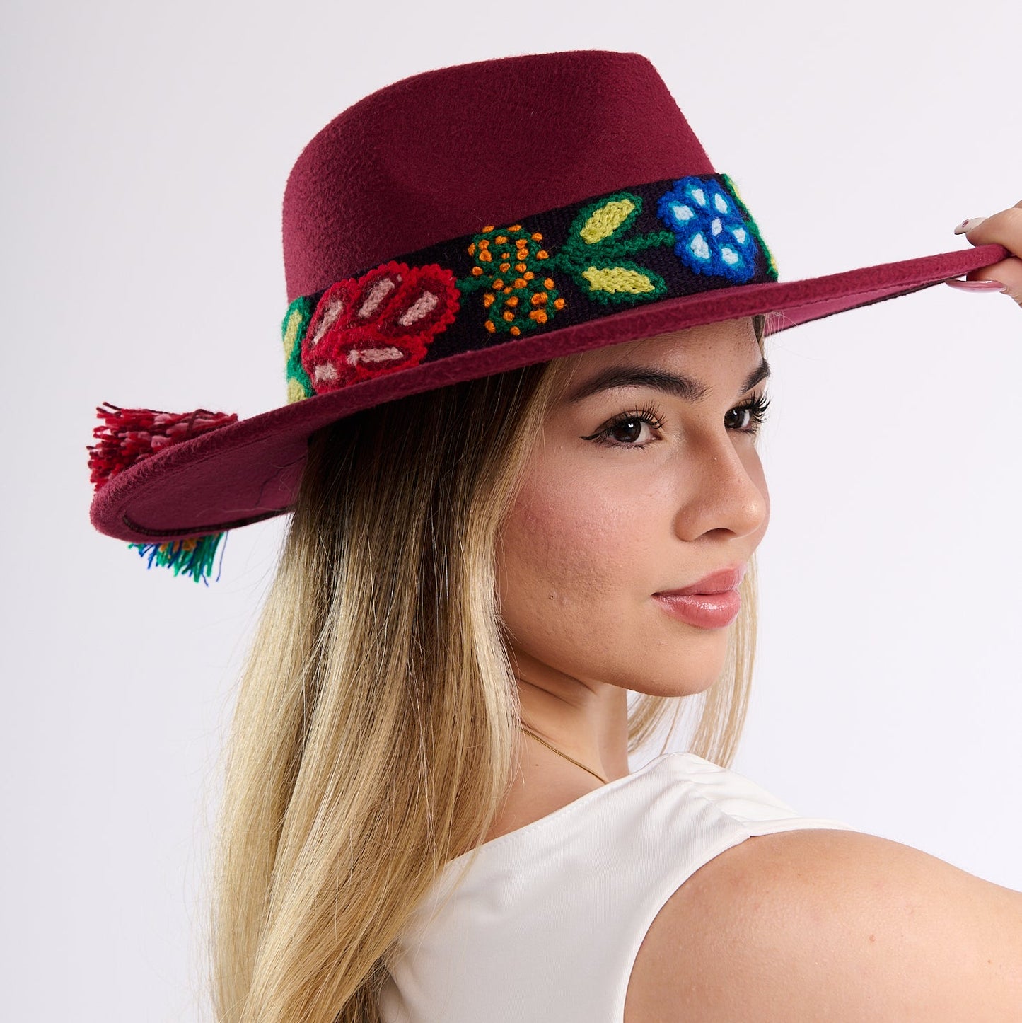 Sombrero de Fieltro Guinda con Cinta y Bordado Floral Artesanal