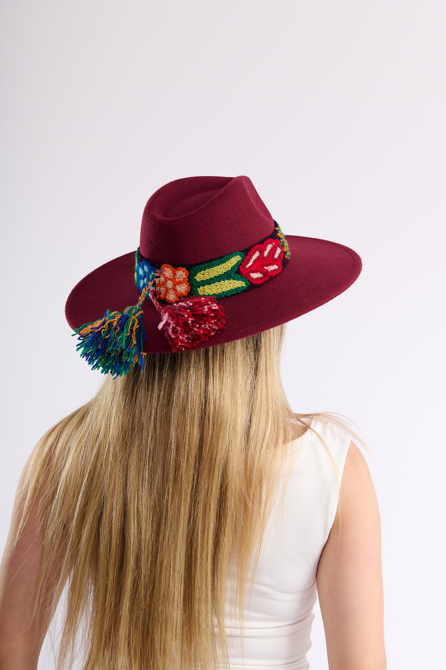 Sombrero de Fieltro Guinda con Cinta y Bordado Floral Artesanal