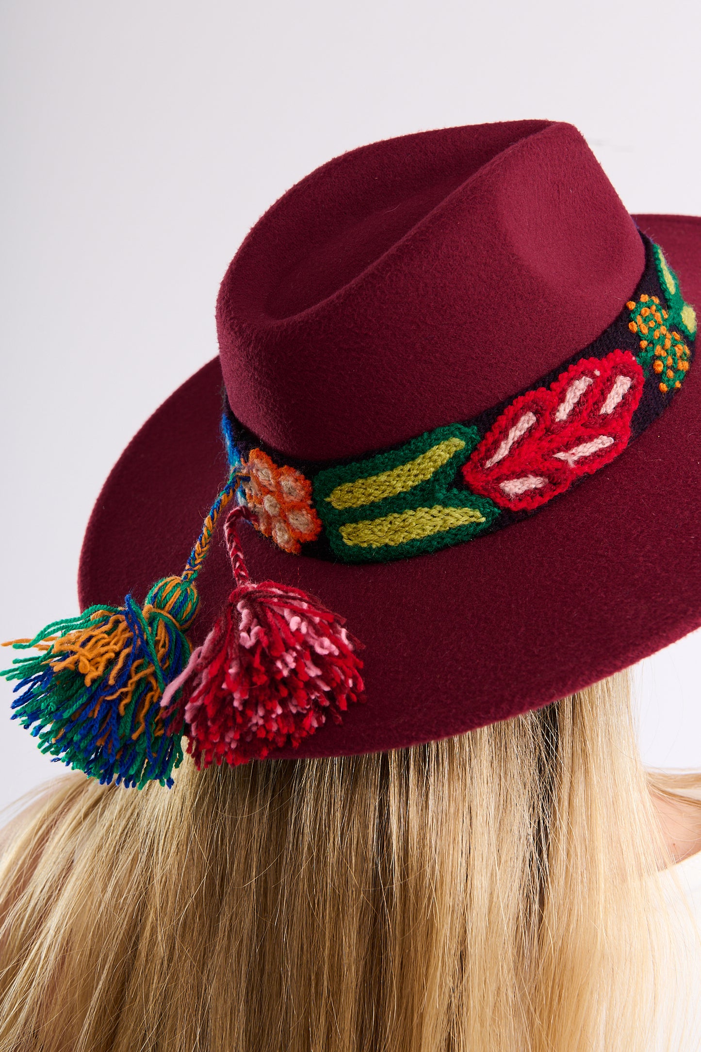 Sombrero de Fieltro Guinda con Cinta y Bordado Floral Artesanal