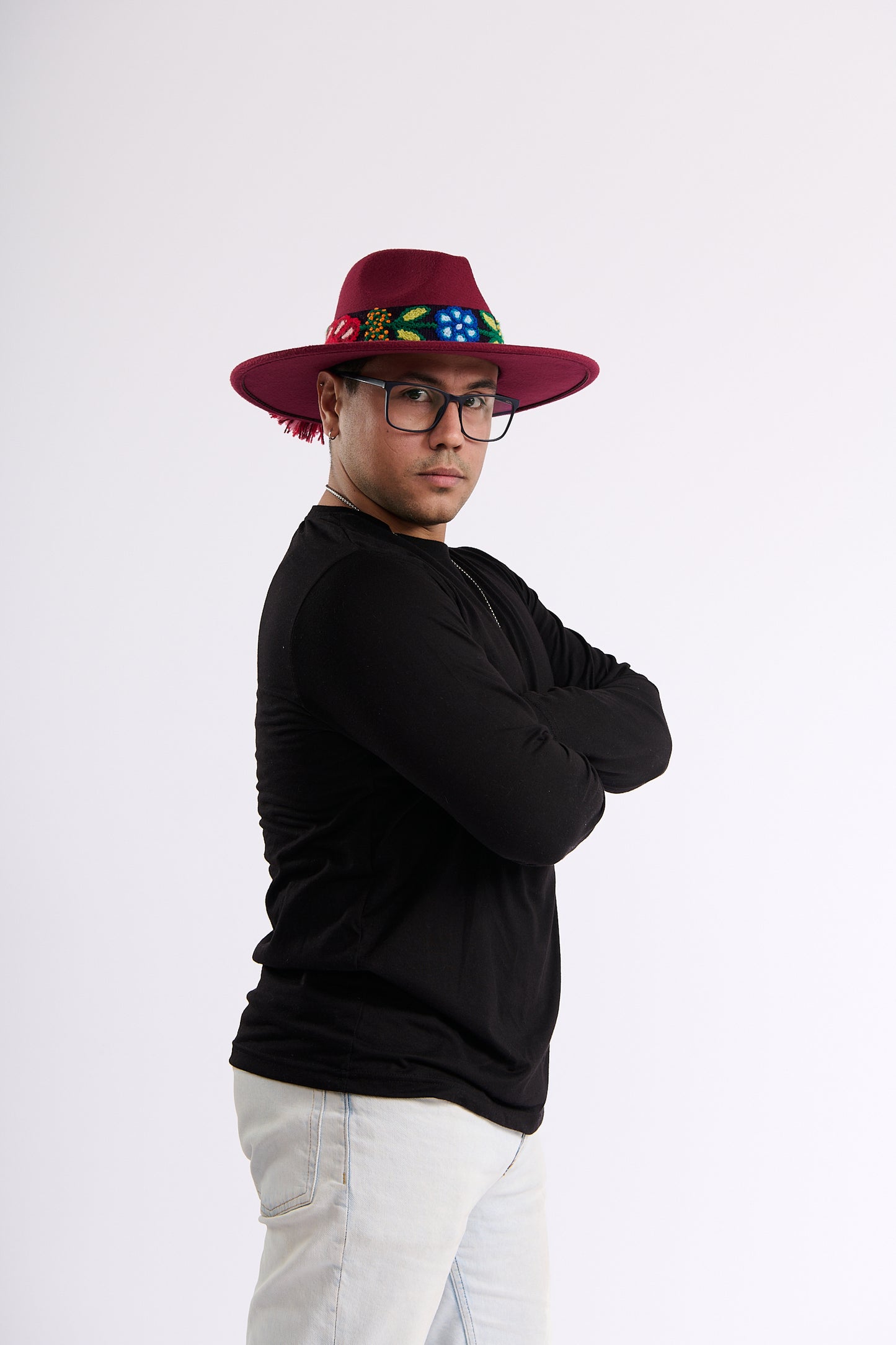 Sombrero de Fieltro Guinda con Cinta y Bordado Floral Artesanal