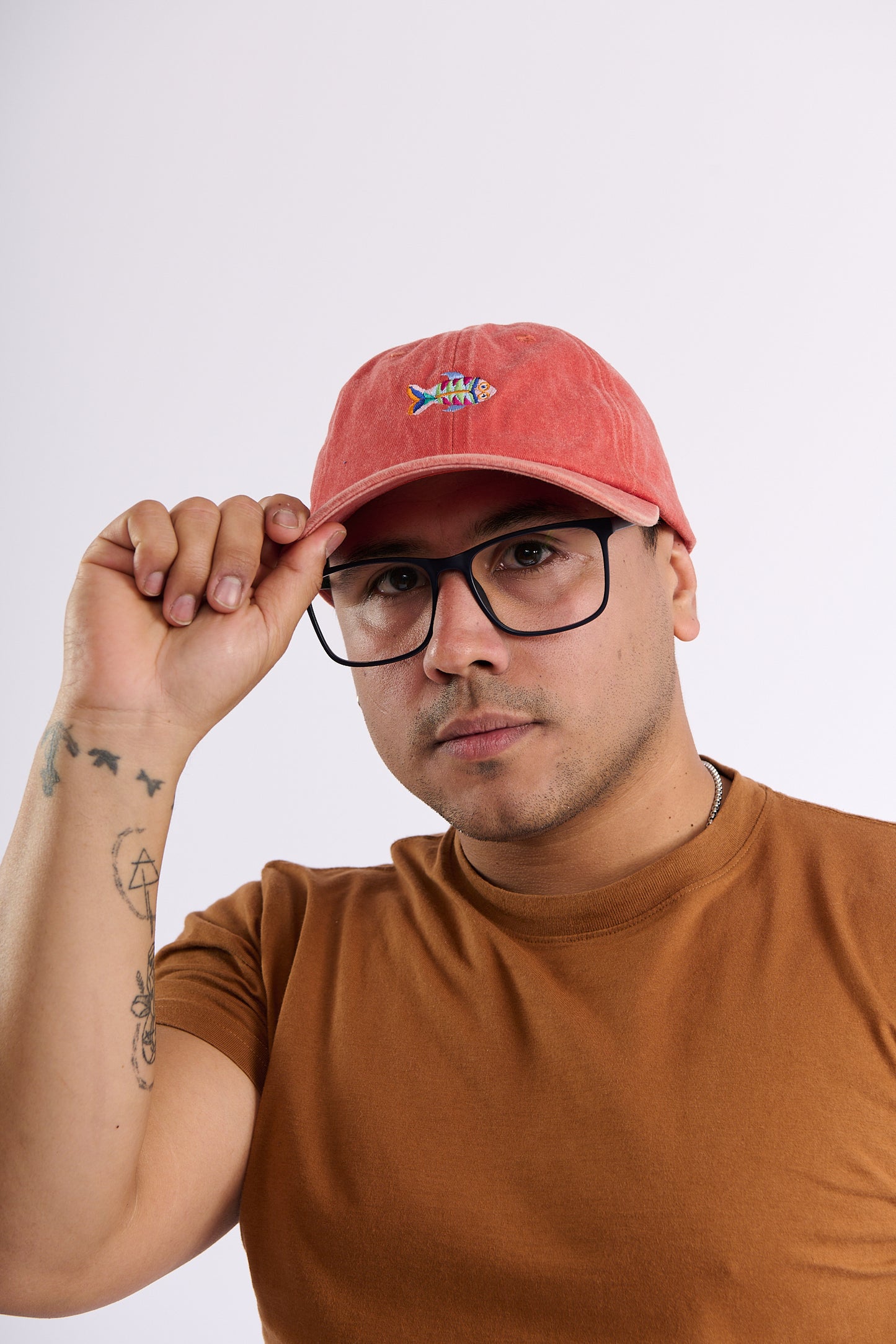 Gorra Bordada en Denim Terracota – Pez Multicolor