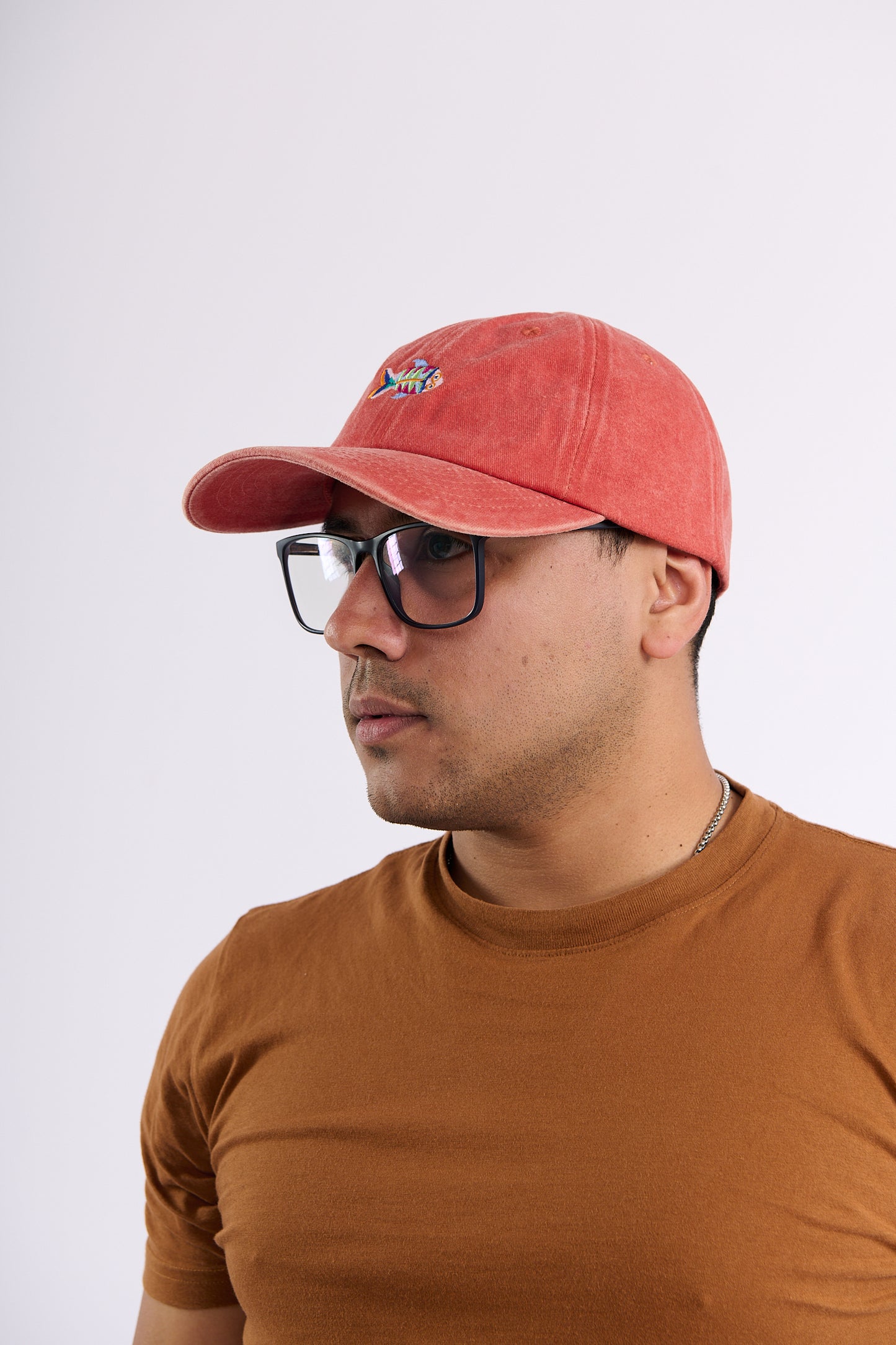 Gorra Bordada en Denim Terracota – Pez Multicolor