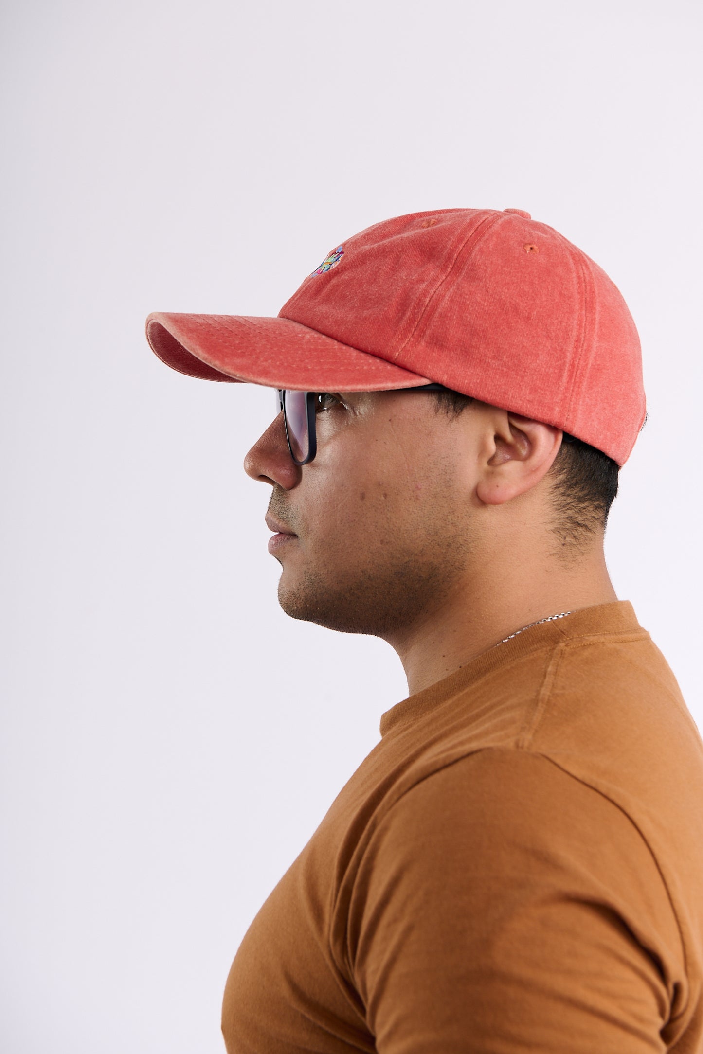 Gorra Bordada en Denim Terracota – Pez Multicolor