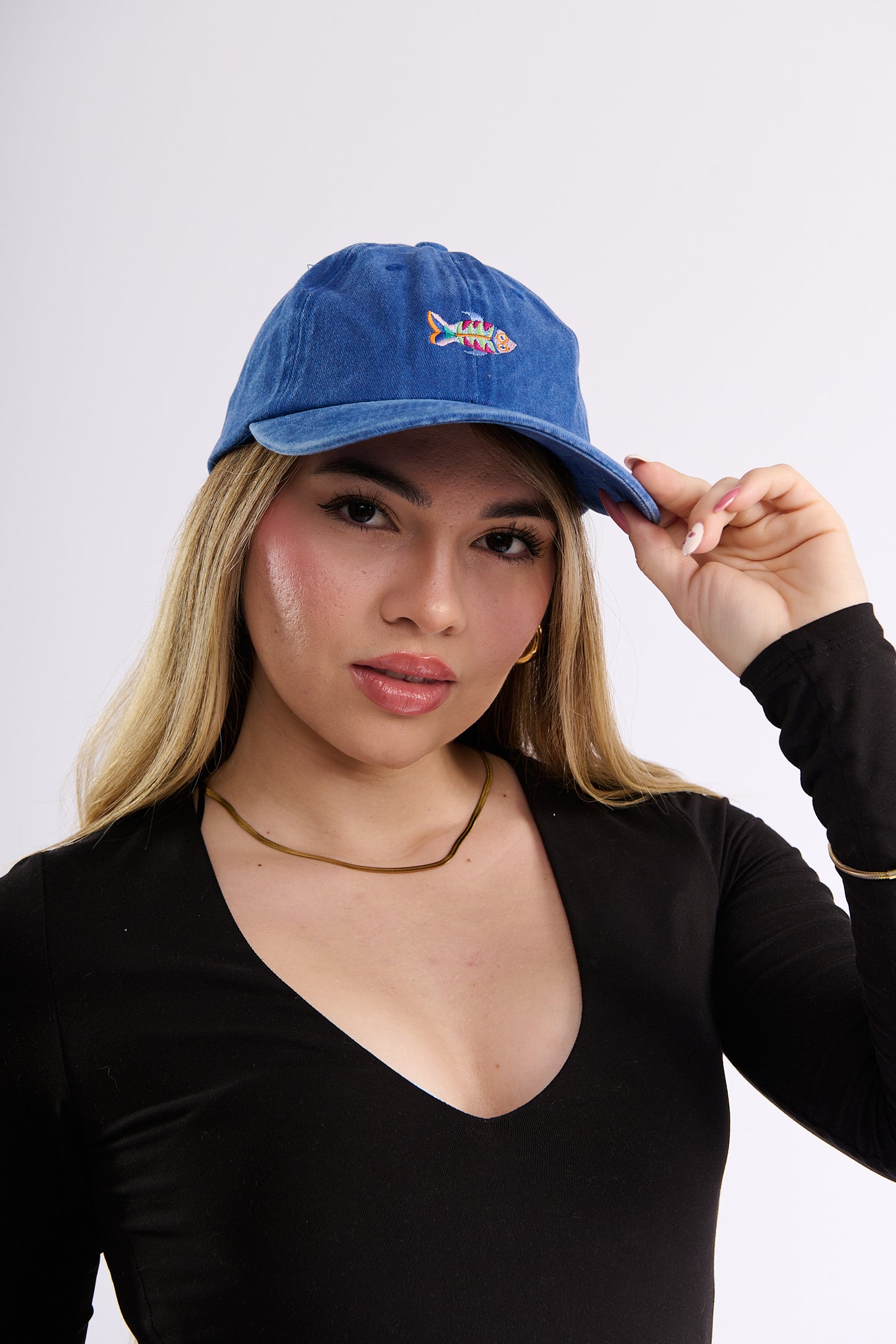 Gorra Bordada en Denim Azul – Pez Multicolor