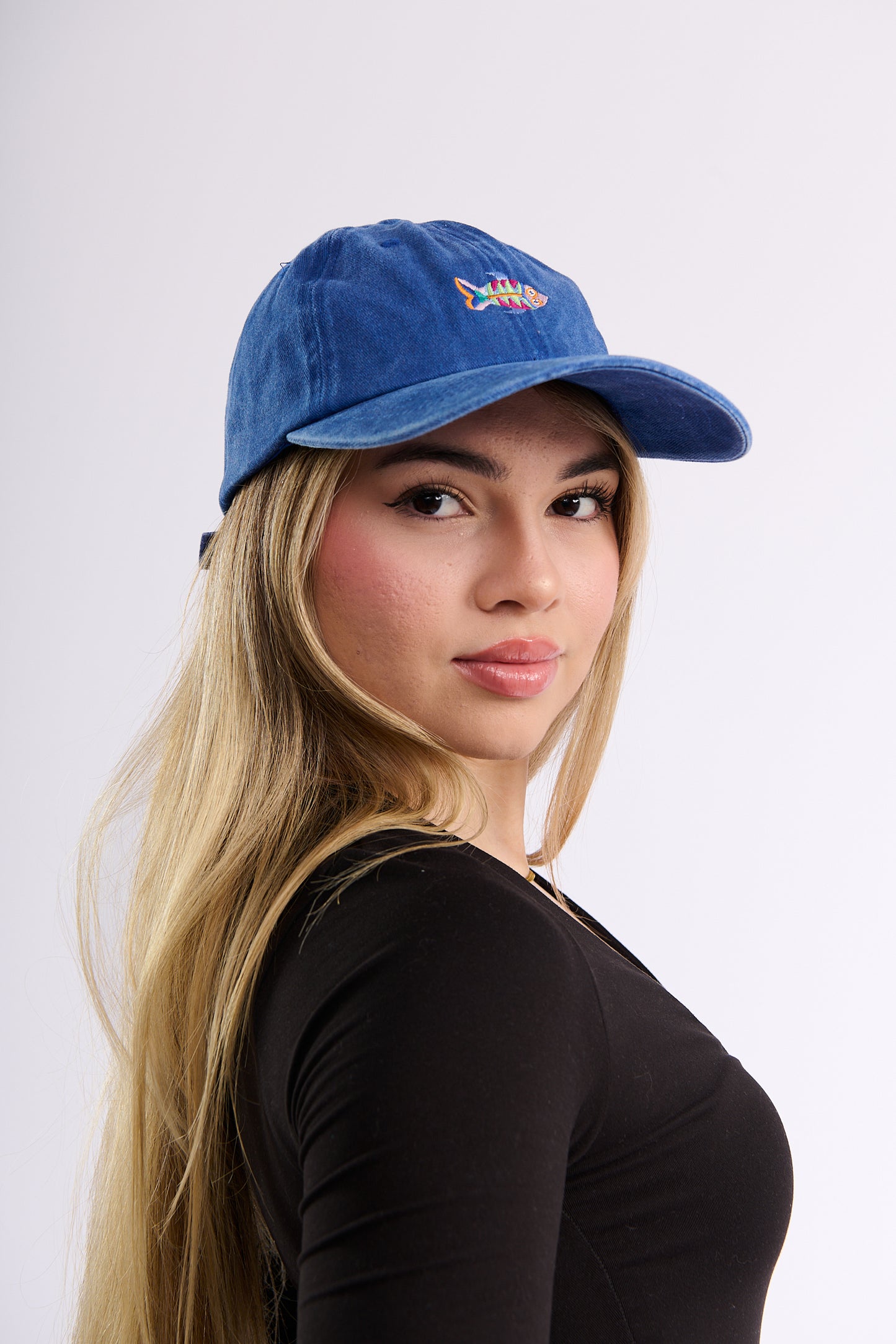 Gorra Bordada en Denim Azul – Pez Multicolor