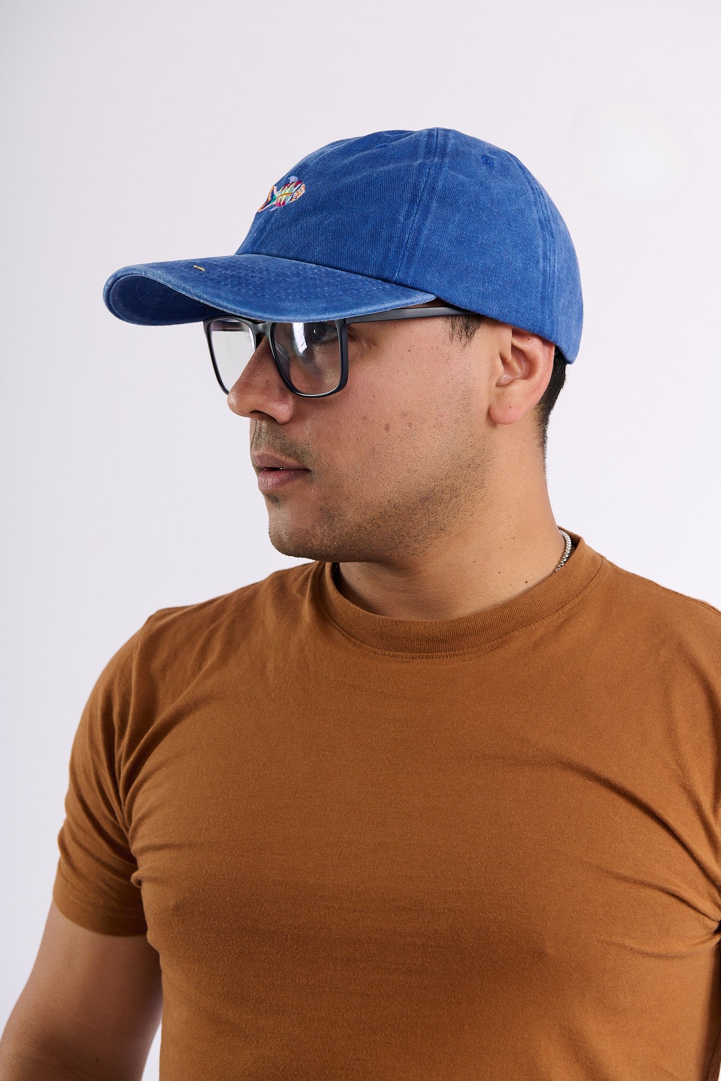 Gorra Bordada en Denim Azul – Pez Multicolor