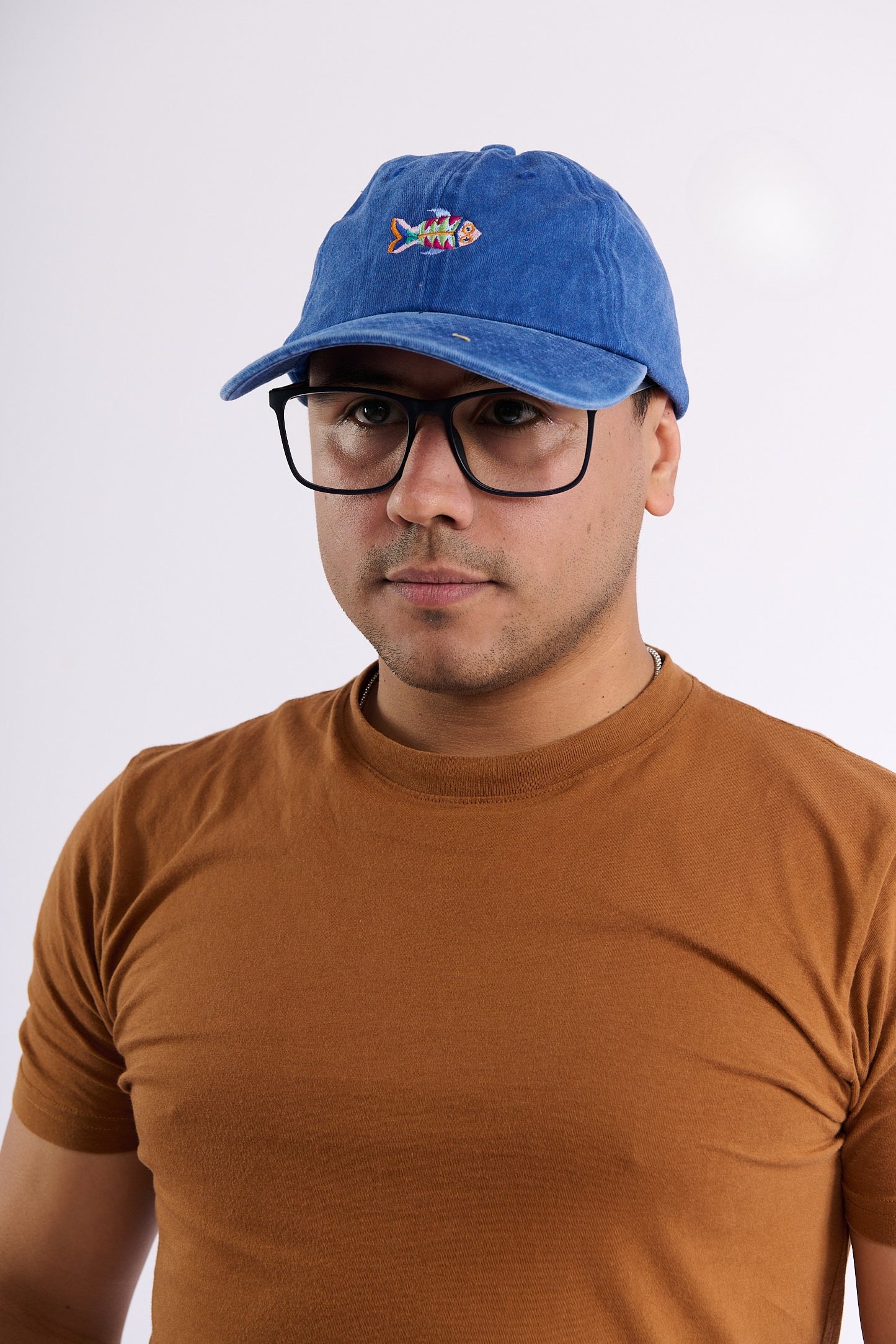 Gorra Bordada en Denim Azul – Pez Multicolor