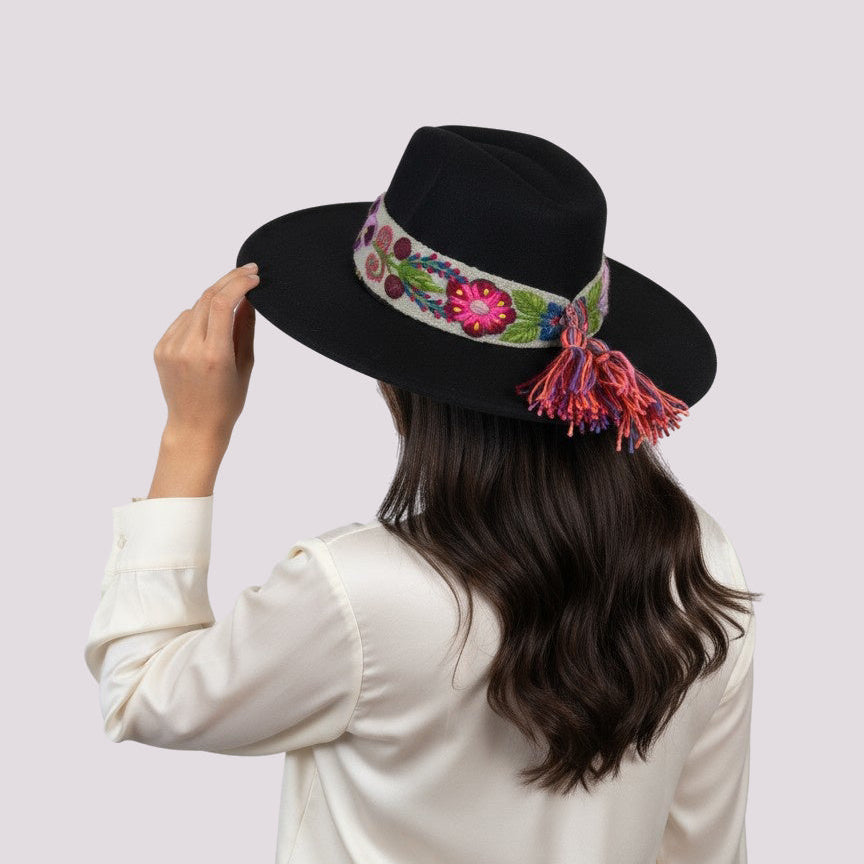 Sombrero de Fieltro Negro con Cinta y Bordado Floral Artesanal