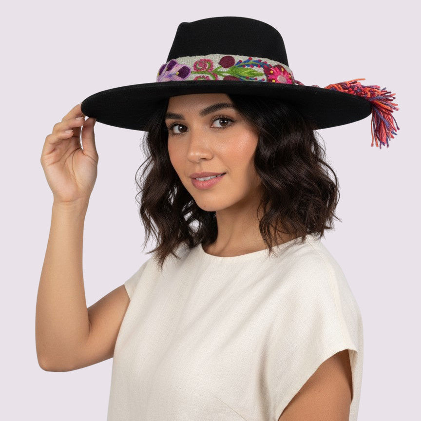 Sombrero de Fieltro Negro con Cinta y Bordado Floral Artesanal
